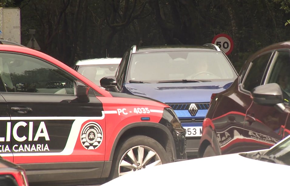 La Policía Canaria controlando el tráfico en Anaga. RTVC.