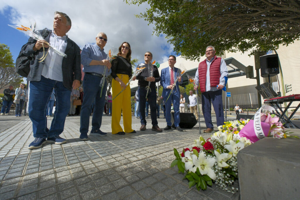 Felo Monzón es recordado en el 115 Aniversario de su nacimiento. Un instante de la ofrenda floral ante el busto de Felo Monzón/ Cabildo de Gran Canaria.