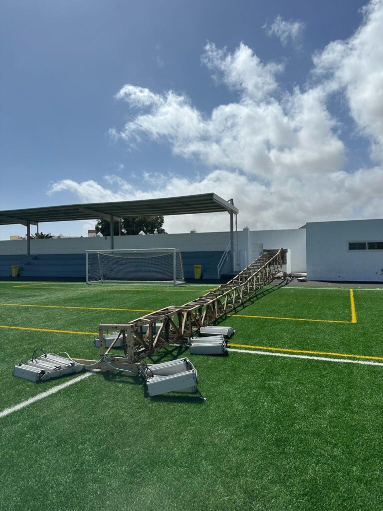 Imagen de la torreta caída en el Campo Municipal de Fútbol Agapito Reyes Viera