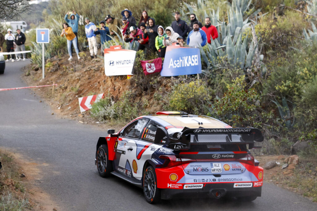 GRAFCAN8224. VALSEQUILLO (GRAN CANARIA), 25/04/2025.-Los pilotos Therry neuville y Martijn Wydaeghe, del equipo Hyundai Shell Mobis WRT, durante el primer tramo Valsequillo-Telde del Rally Islas Canarias, que se estrena en el Campeonato del Mundo como Rally de España. EFE/ Elvira Urquijo A.