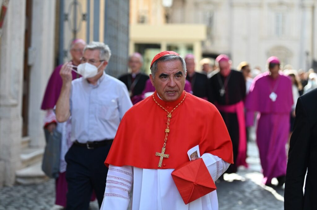 El cardenal Becciu, apartado por un escándalo financiero, renuncia al cónclave