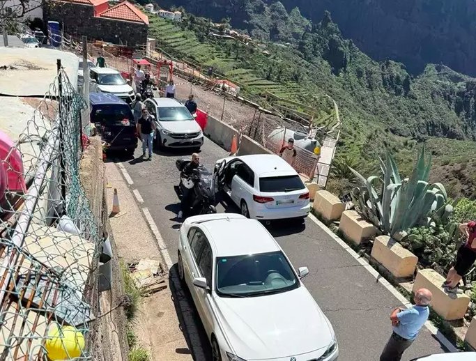 Imagen captada por los vecinos de Masca de los atascos que sufren cada día, sobre todo los fines de semana / Asociación Vecinos Caserío Masca