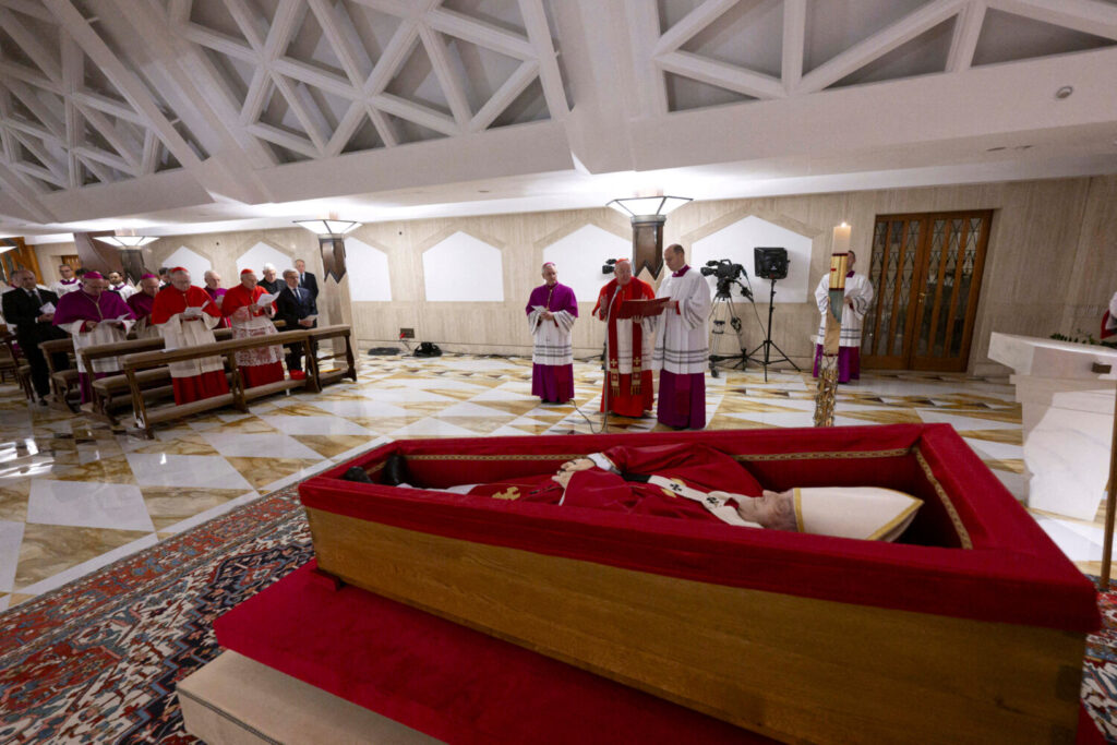 El cardenal Pietro Parolin, secretario de Estado del Vaticano, permanece junto al cuerpo del papa Francisco, colocado en un ataúd abierto durante el rito de la declaración de muerte en la residencia de Santa Marta, en el Vaticano, el 21 de abril de 2025. Prensa del Vaticano/Folleto vía REUTERS