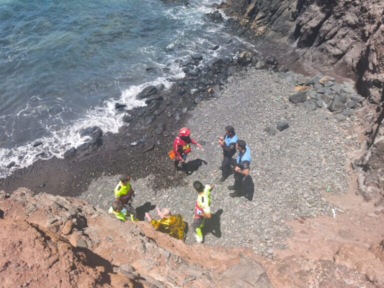 Asisten a un bañista en apuros en Lanzarote