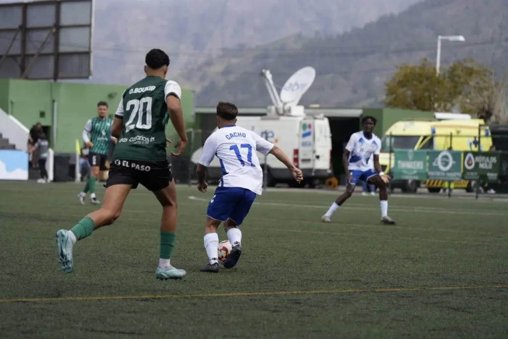Instante del encuentro disputado este domingo entre el Atlético Paso y el CD Tenerife B en La Palma