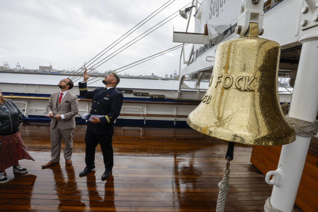 'Gorch Fock' recala en Las Palmas de Gran Canaria. El oficial de navegación del Gorch Fock, buque escuela de la Armada de Alemania, el teniente Padberg (d), durante el encuentro con los medios de comunicación este miércoles con motivo de la escala de la nave en el Arsenal Militar de Las Palmas de Gran Canaria en su 182 crucero de instrucción de cadetes. EFE/ Elvira Urquijo A.