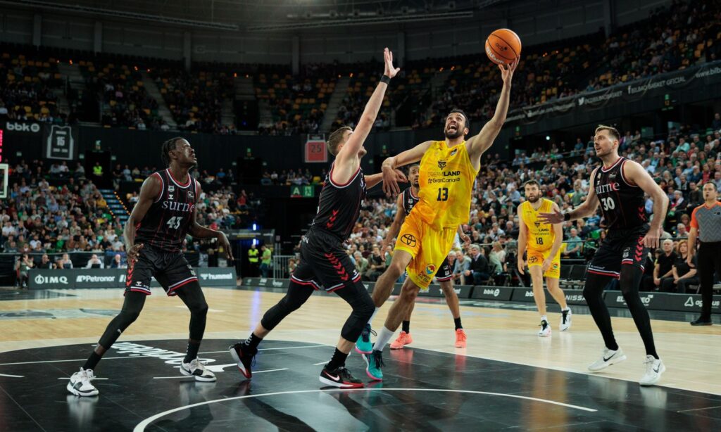 Pierre Pelos entra a canasta ante varios defensores del Bilbao Basket