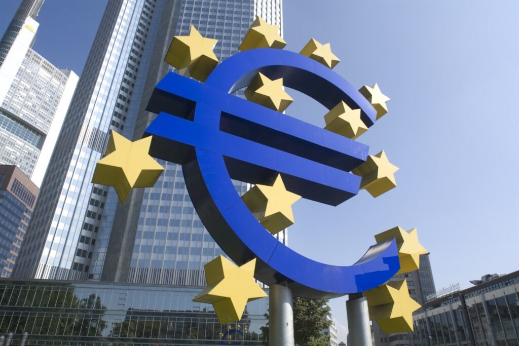 La bolsa española mantiene este viernes la tendencia negativa, después de que en la víspera el anuncio de aranceles globales por parte de EE. UU
