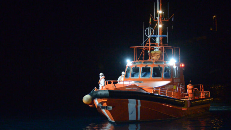 Salvamento Marítimo rescata a 22 personas migrantes a bordo de un cayuco cerca de El Hierro