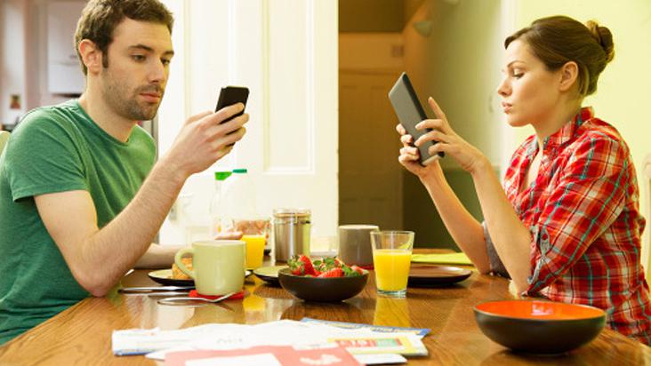 El espacio de la Radio Canaria, explora el impacto de la sobreexposición digital en las parejas y sus consecuencias