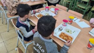 El último informe de la ONG Educo avisa de que 1,3 millones de escolares están en riesgo de pobreza y no podrán ir al comedor al quedarse sin beca