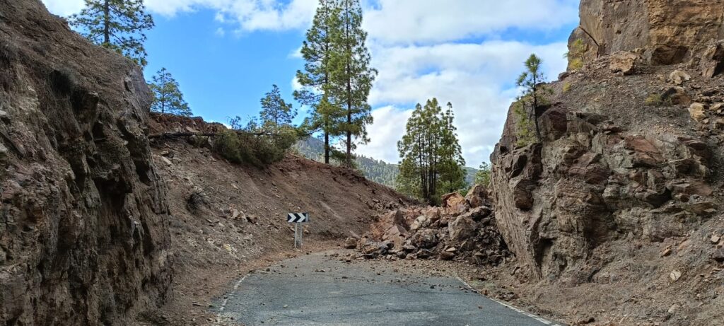 Contratadas las obras para arreglar el derrumbe que afecta a la carretera entre Ayacata y Las Niñas