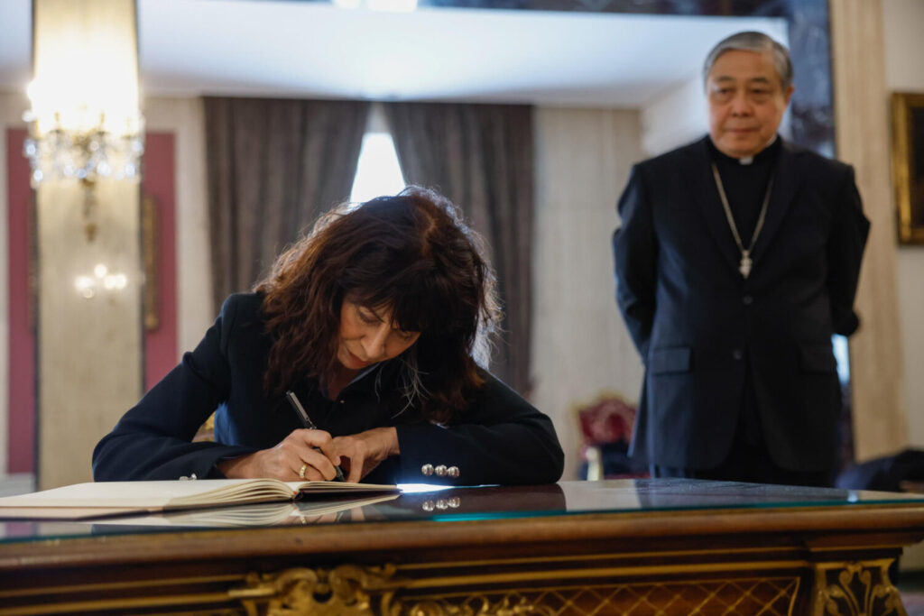 MADRID, 22/04/2025.- La ministra de Igualdad, Ana Redondo, firma en el libro de condolencias de la Nunciatura Apostólica en Madrid este martes para expresar el pésame por la muerte del papa Francisco, fallecido ayer lunes.EFE/ Juan Carlos Hidalgo