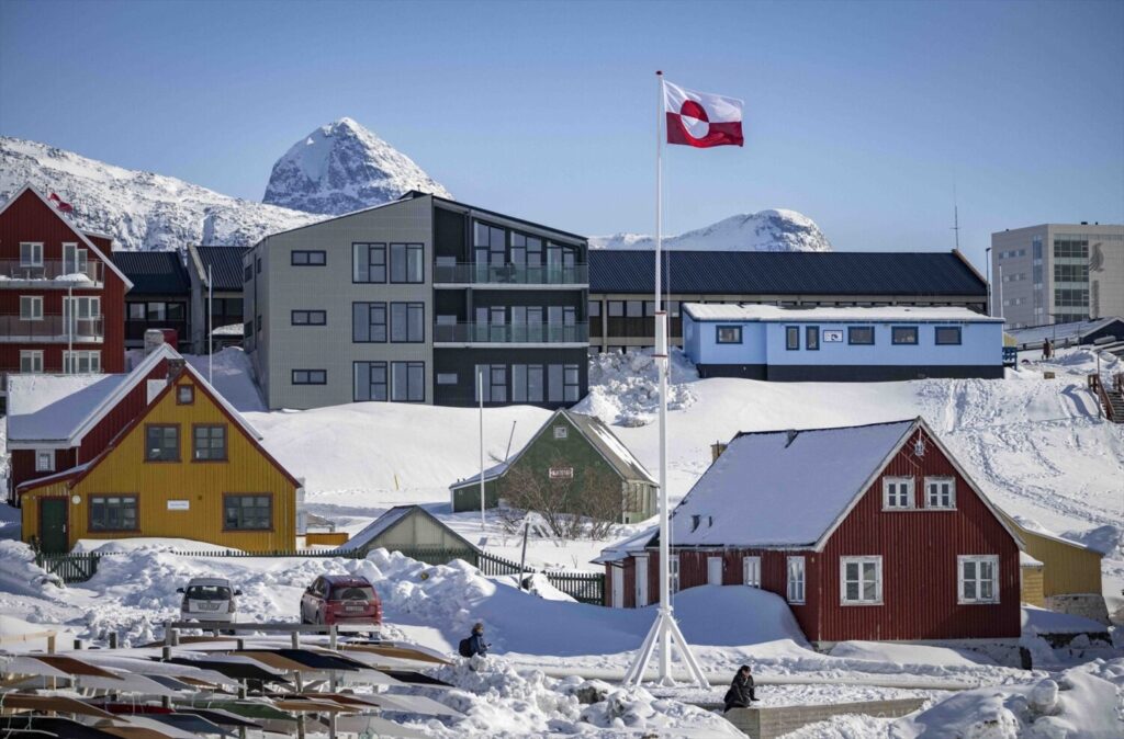 La bandera de Groenlandia ondea en Nuuk, capital de la isla - Europa Press