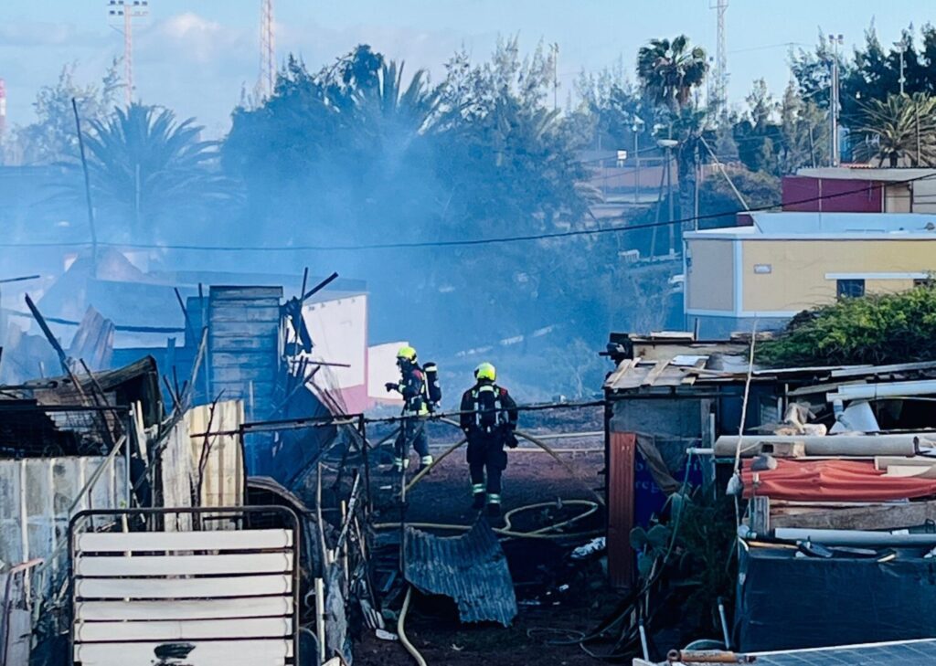 Incendio en una antigua carpintería y almacén de Ojos de Garza, Gran Canaria. Imagen Bomberos de Gran Canaria