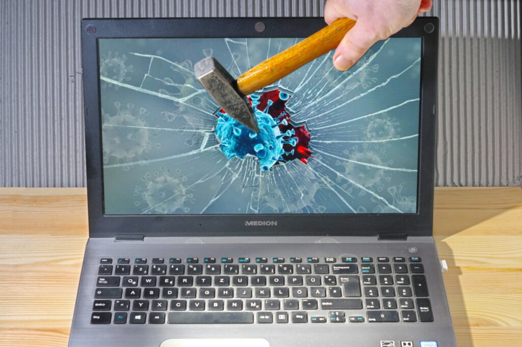 El programa 'La Buchaca' de la Radio Canaria aborda los peligros de internet con casos de suplantación de identidad o extorsión emocional