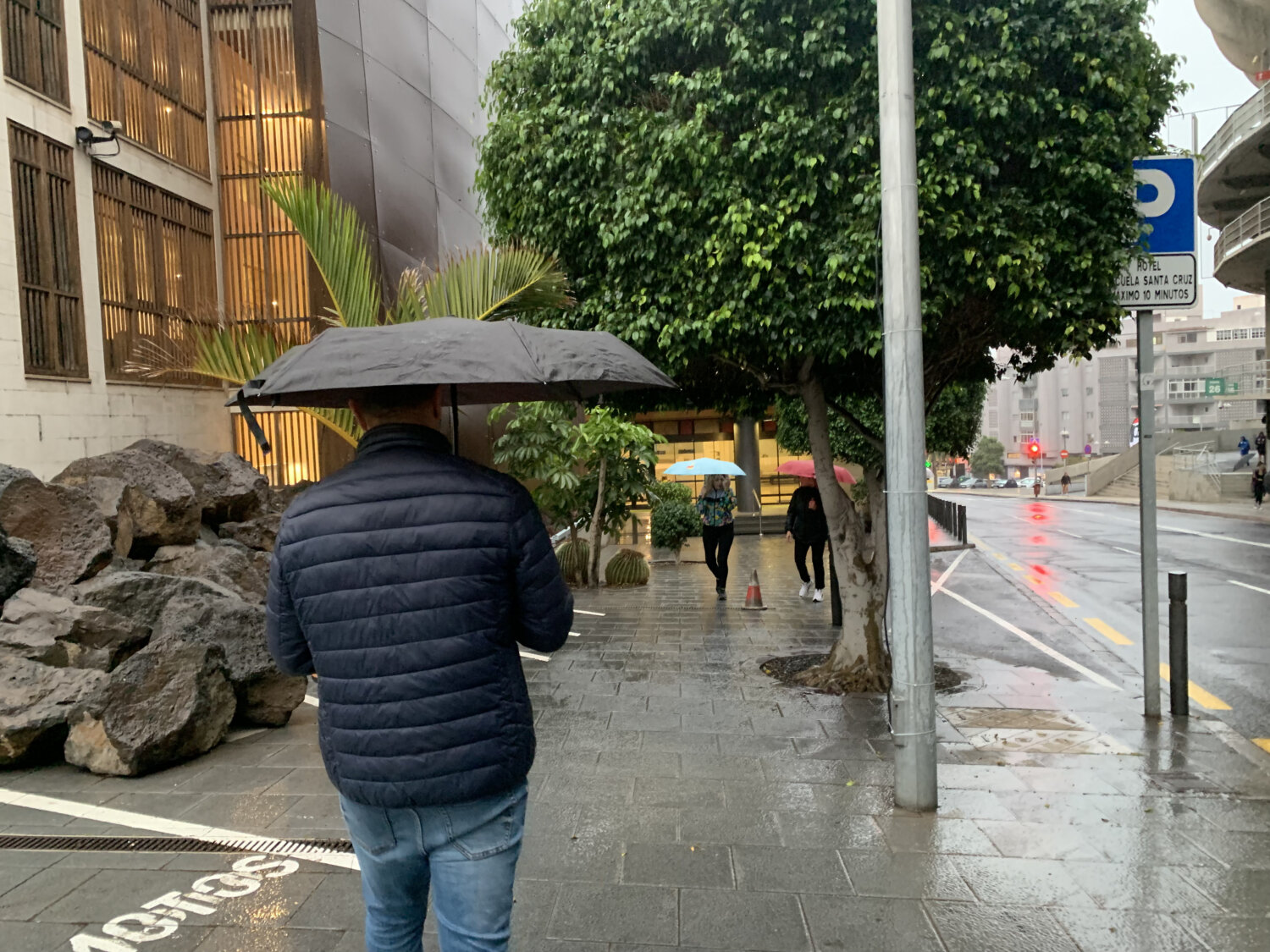 Reyes Magos pasados por agua: paraguas y abrigo para recibir a sus Majestades