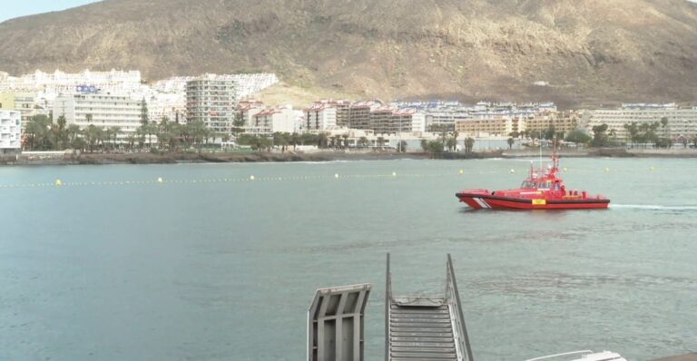 Un cayuco con 41 personas, entre ellas un menor y cinco mujeres, llega a Tenerife