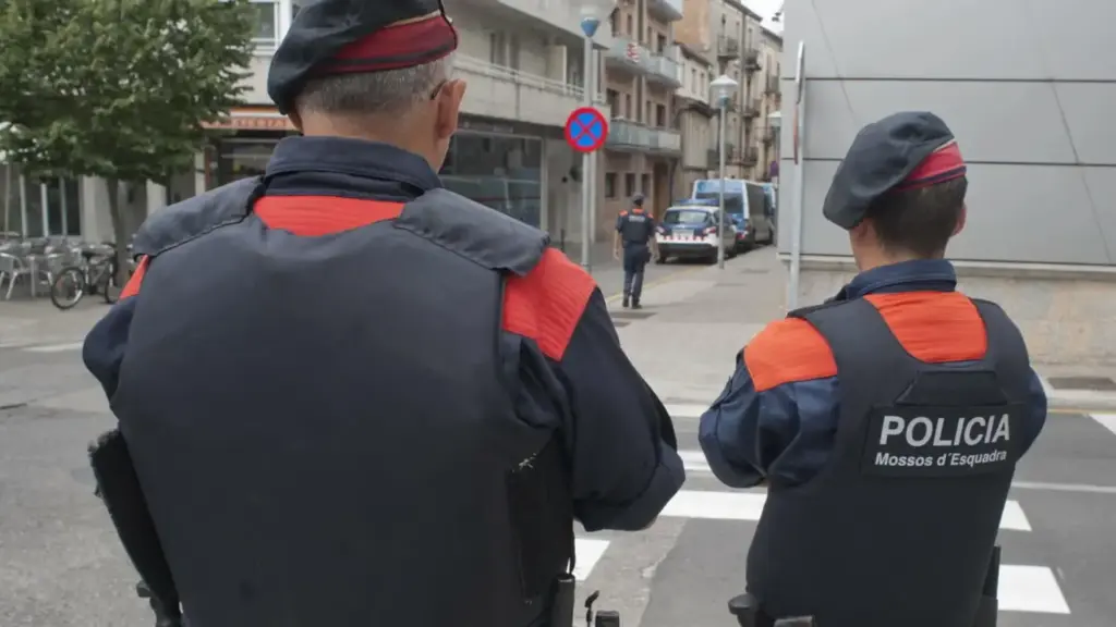 El hombre se dirigió a los policías y les comunicó en el maletero llevaba el cuerpo sin vida de una mujer