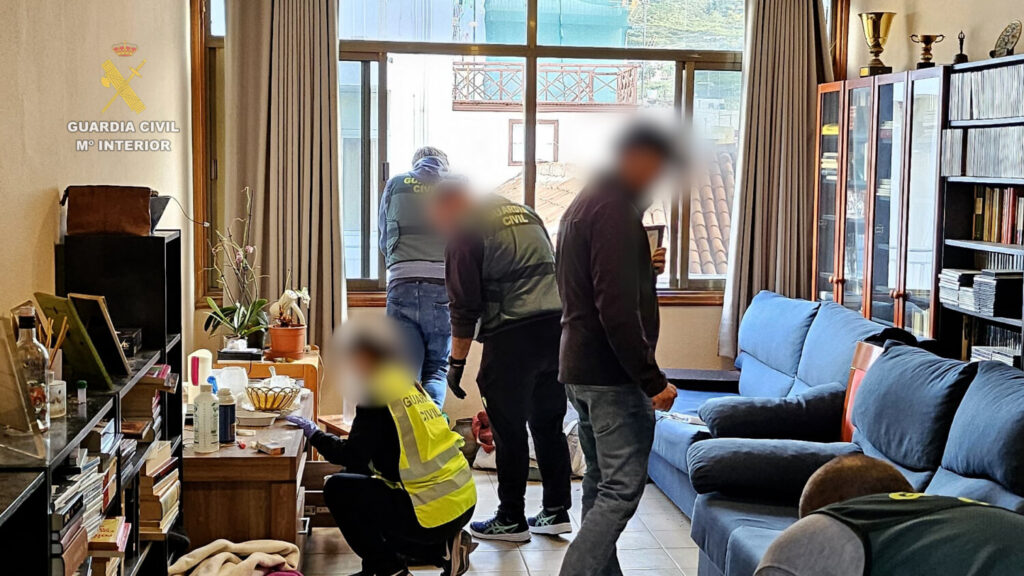 Agentes de la Guardia Civil registran el narco piso investigado