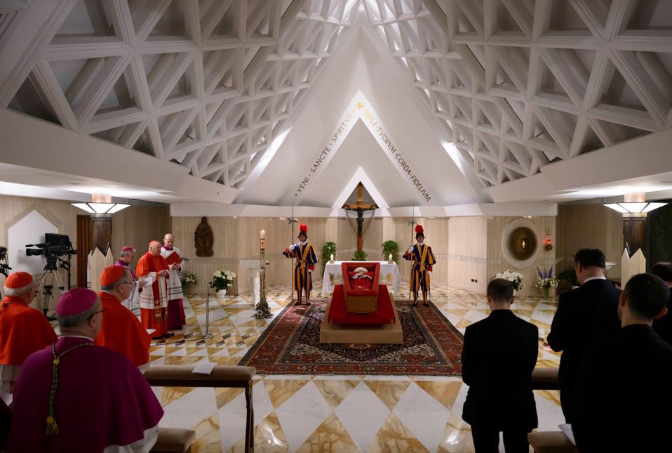 cuerpo de Papa Francisco en el féretro en la Casa Santa Marta