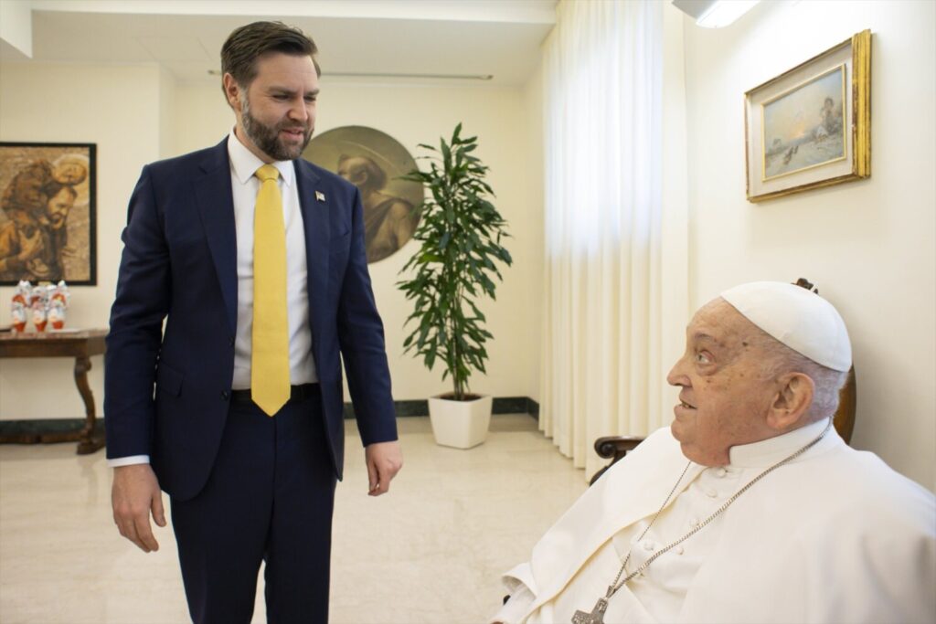 El Papa Francisco (der.) se reúne con el vicepresidente estadounidense J. D. Vance (izq.) y su delegación durante una audiencia en la Casa Santa Marta este 20 de abril 2025 / Foto: Vatican Media