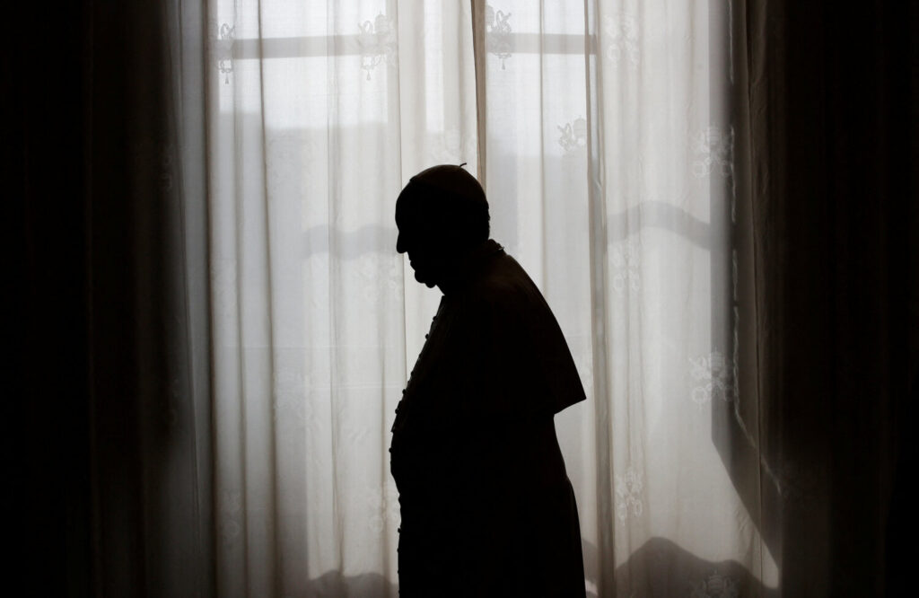 Silueta Papa Francisco / Reuters