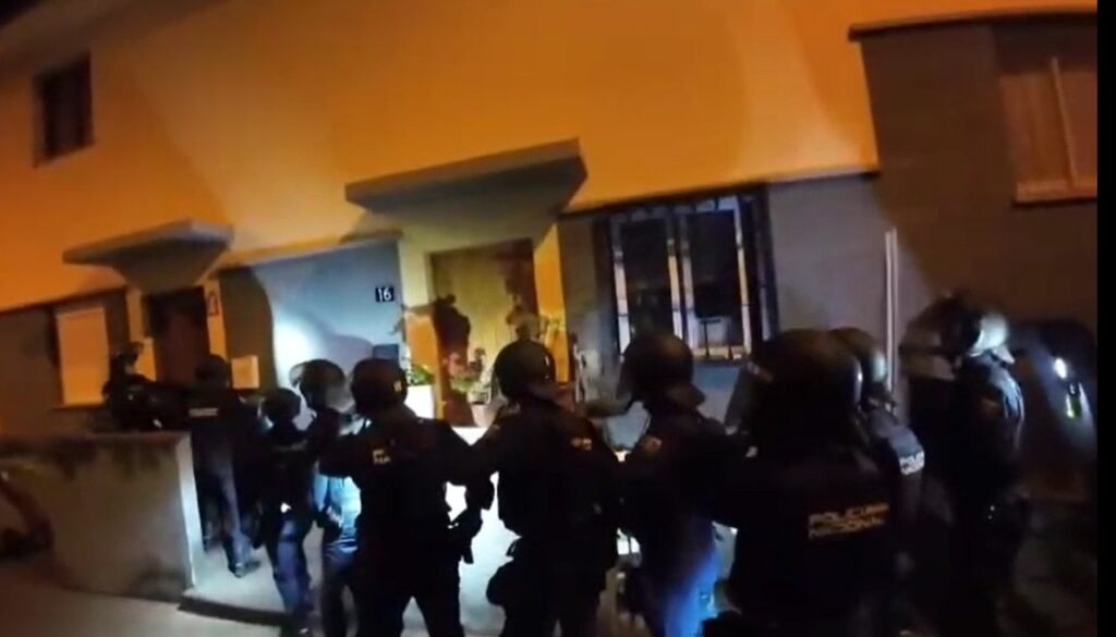 Agentes de la Policía Nacional en el momento de entrar en la vivienda para realizar las detenciones