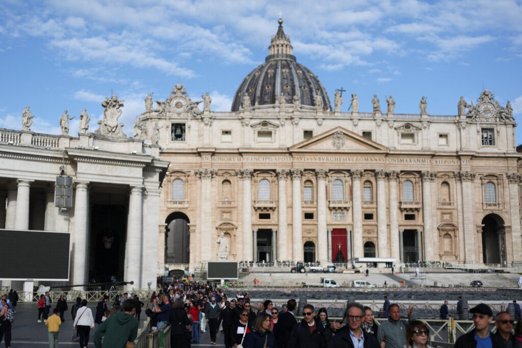 Miles de personas acuden a la capilla ardiente del papa Francisco