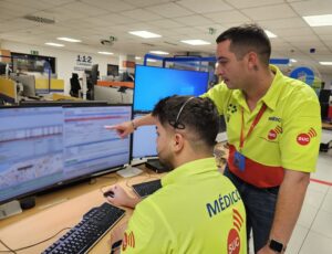 Los Bomberos de Tenerife acuden a sofocar el fuego en una vivienda iniciado en el cocina. Dos personas han resultado afectadas