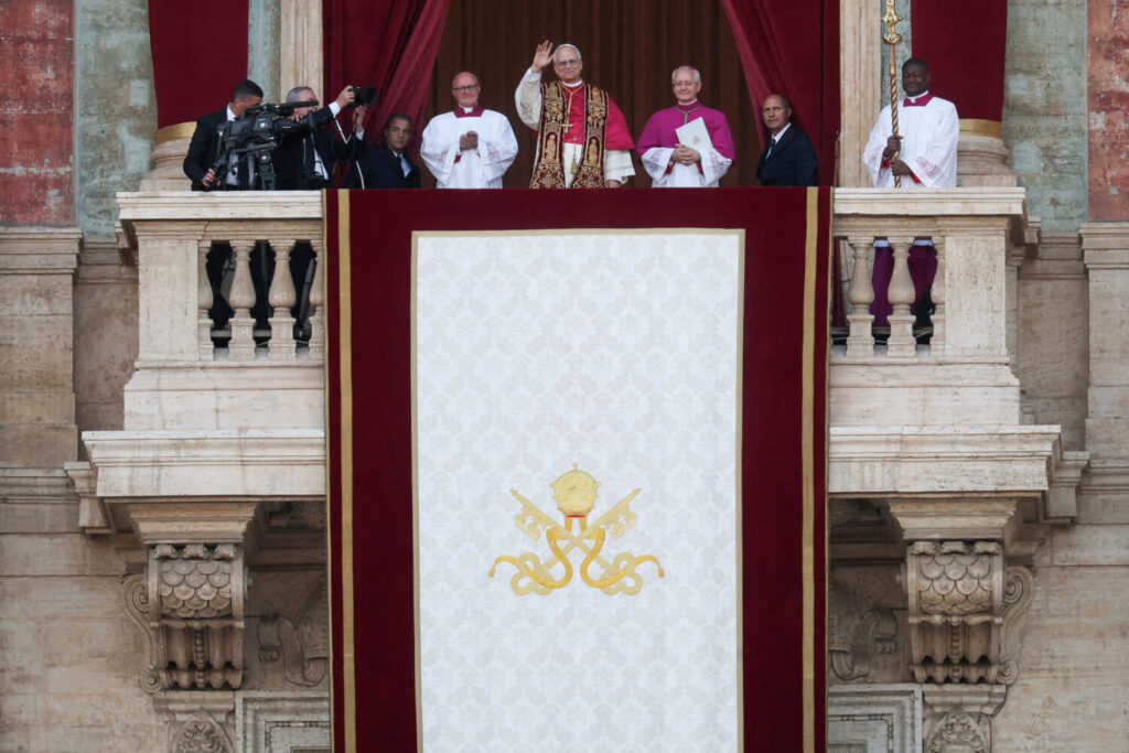 El recién elegido Papa León XIV, el cardenal estadounidense Robert F. Prevost aparece en el balcón de la Basílica de San Pedro en el Vaticano, el 8 de mayo de 2025.   REUTERS/HANNAH MCKAY