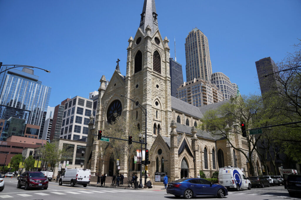 Equipos de prensa esperan fuera de la Catedral del Santo Nombre después de que el Cardenal Robert Prevost de los Estados Unidos fuera anunciado como Papa León XIV, en Chicago, Illinois, EE.UU., 8 de mayo de 2025.  REUTERS/Vincent Alban