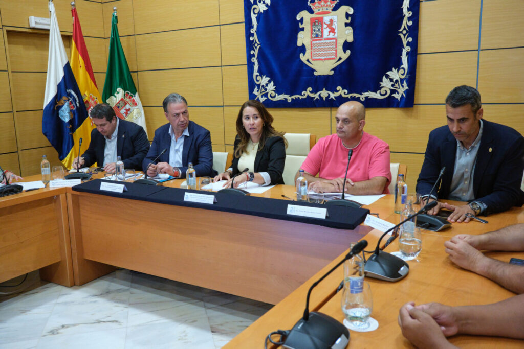 Fuerteventura invierte casi 5 millones de euros para mejorar el acceso a la vivienda. Reunión del Plan de Vivienda del Cabildo de Fuerteventura/ Imagen cedida por el Cabildo de Fuerteventura.