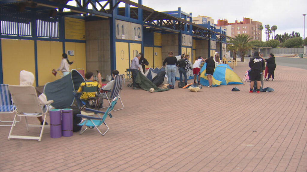 Muchos fans están de acampada ya en la entrada del reciento donde Quevedo dará su concierto en Gran Canaria.