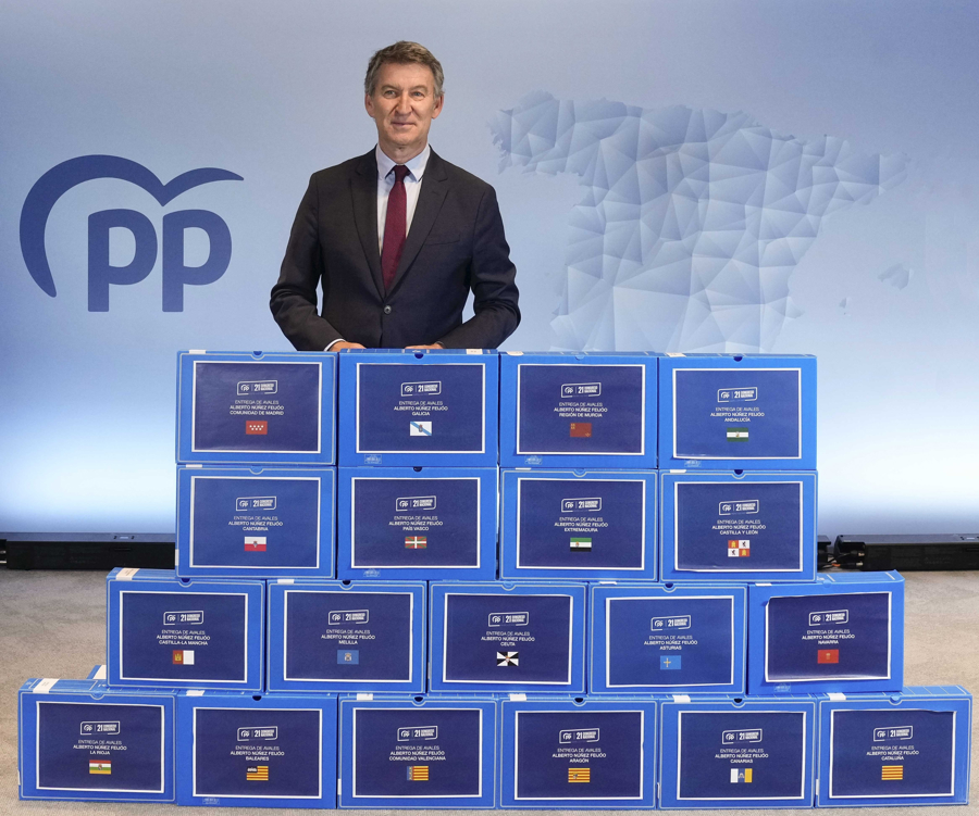 El líder del Partido Popular, Alberto Núñez Feijóo, presenta 94.501 avales de militantes para revalidar su cargo como presidente de la formación. EFE/ PP/Tarek/