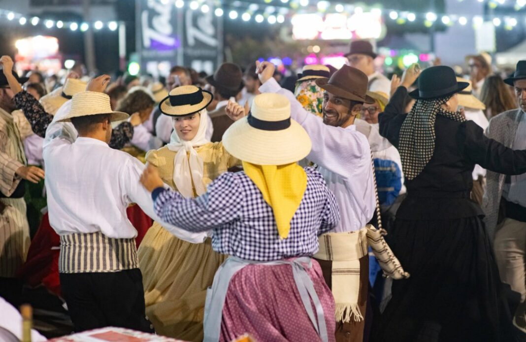Una pareja, ataviada con el traje típico canario, bailoando en el gran baile de Taifas de Puerto del Rosario de 2024