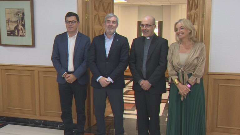 Clavijo recibe al rector de la Basílica de Nuestra Señora del Pino con motivo de la Bajada