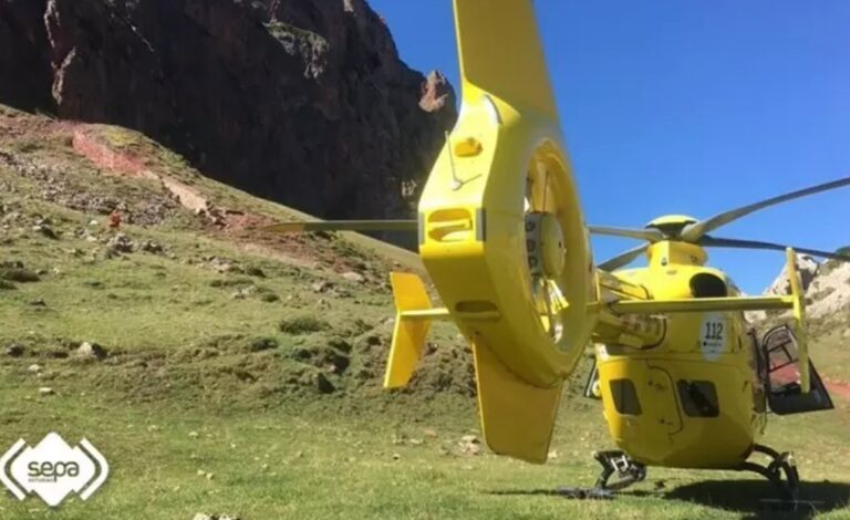 Un helicóptero de los bomberos de Asturias cae a un pantano mientras ayudaba en un incendio