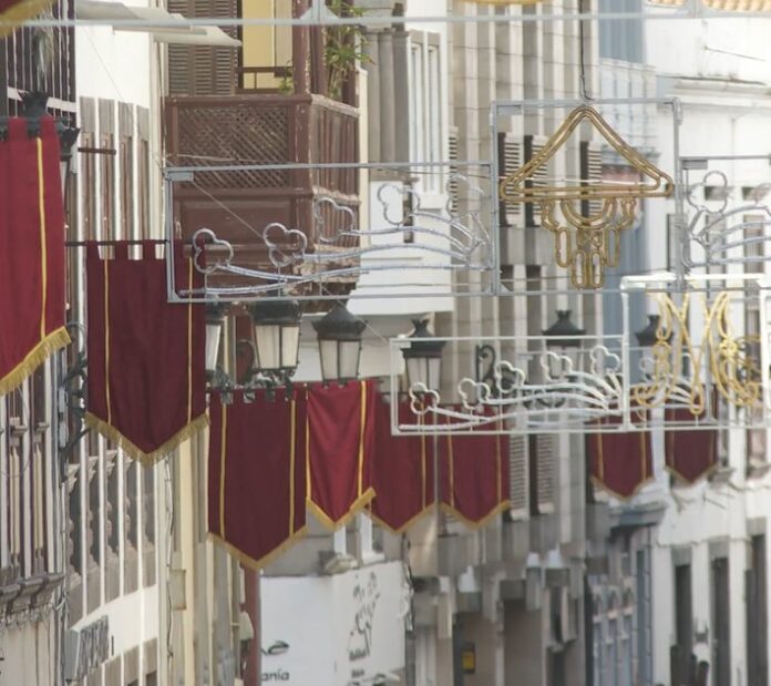 La isla de La Palma prepara la iluminación para la Bajada de la Virgen de Las Nieves en las calles donde pasará la comitiva