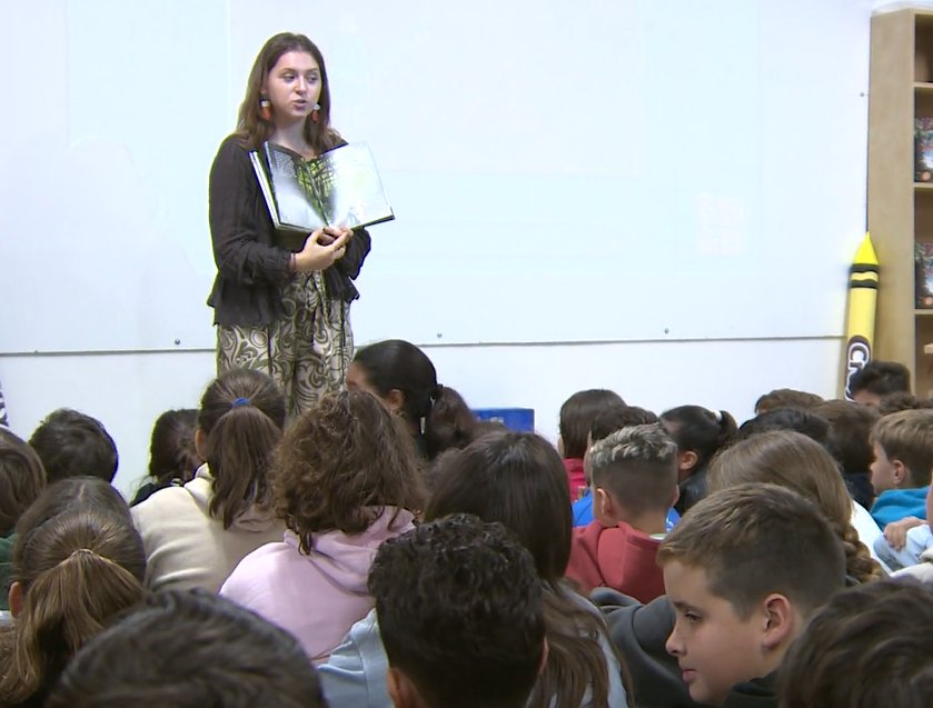 El libro "El árbol de los deseos" recorre los colegios canarios enseñan a los escolares los peligros los peligros del cambio climático