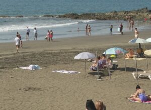 El sur de la islas ha sido el lugar elegido por los que han decidido pasar el fin de semana del Día de Canarias en las zonas del playa de las islas