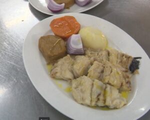 La gastronomía tradicional protagoniza el Día de Canarias con un plato de cherne salado, gofio y papas. El principal menú de esta jornada festiva
