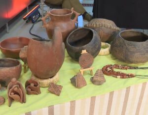 La cuchillería o la alfarería rescatan la labor artesanal de los primeros pobladores de las islas y se renueva con los productos de la tierra