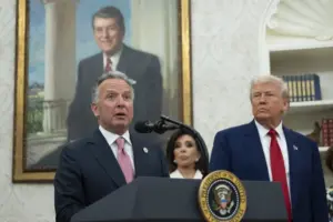 El enviado especial de Estados Unidos, Steve Witkoff (i), habla junto al presidente Donald Trump (d), el 28 de mayo de 2025, en la Casa Blanca, donde confirmó tener una nueva propuesta de tregua en Gaza. EFE/Chris Kleponis/Pool