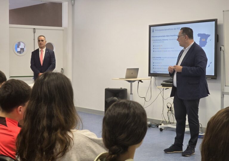El REF se acerca a los estudiantes en el marco del Mes de Canarias