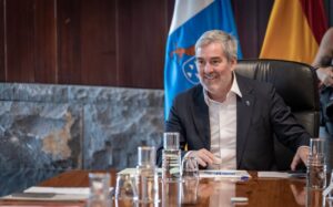 Fernando Clavijo ha elogiado la respuesta de la sociedad canaria ante el problema humanitario de la inmigración y los menores no acompañados que están en las islas