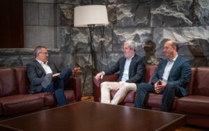 Félix Hernández se reúne con el presidente de Canarias, Fernándo Clavijo. El actual director deportivo de La Laguna Tenerife, Aniano Cabrera, sustituirá a Félix Hernández, que se retira a final de temporada.