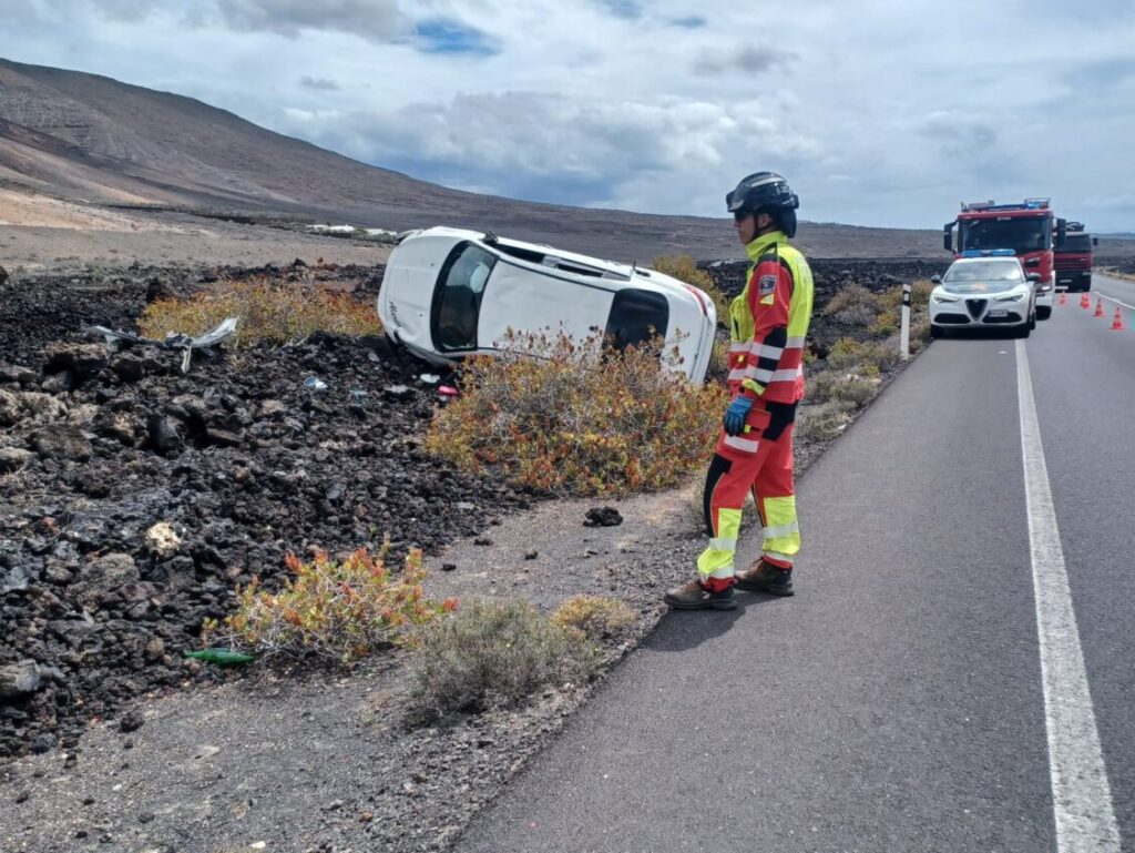 Asisten a un coche volcado en la LZ-2 dirección La Hoya.