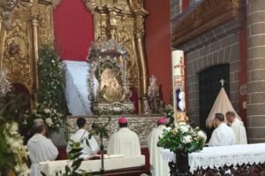 La Virgen del Pino desciende desde su camarín. Imagen RTVC