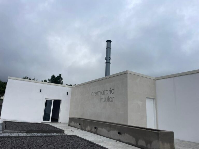 La Palma continúa sin crematorio operativo y obliga a trasladar cuerpos a otras islas
